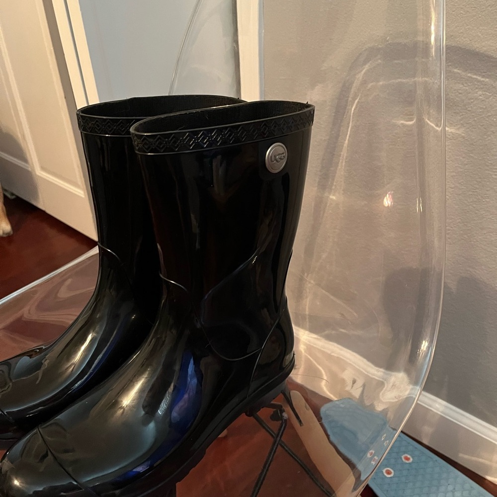 UGG brand Women’s Sienna mid-calf rain boot. Black patent rain boots. Like new.